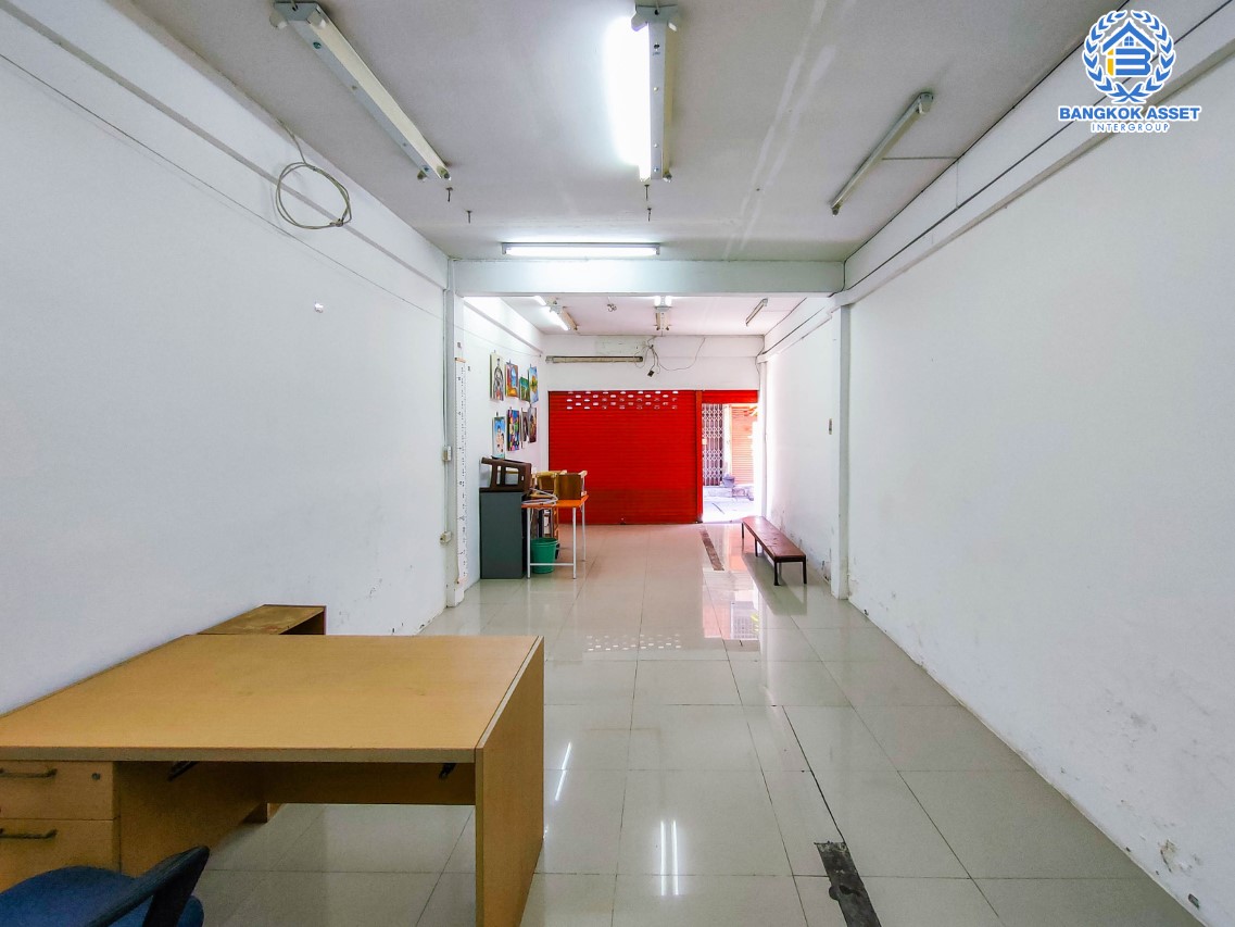 อาคารพาณิชย์มือสอง ซอยวงศ์สว่าง11 เนื้อที่กว้าง 13 ตร.ว. ฟังก์ชัน 4 ห้องนอน 3 ห้องน้ำ ภายในสภาพดี ตั้งบนทำเลชุมชนสามารถค้าขายทำธุรกิจได้ เชื่อมต่อถนนวงศ์สว่าง, ถนนพิบูลสงคราม, ถนนนครอินทร์ ใกล้รถไฟฟ้าสายสีม่วง "สถานีวงศ์สว่าง" และทางด่วน "ศรีรัช" จองเลย! ...